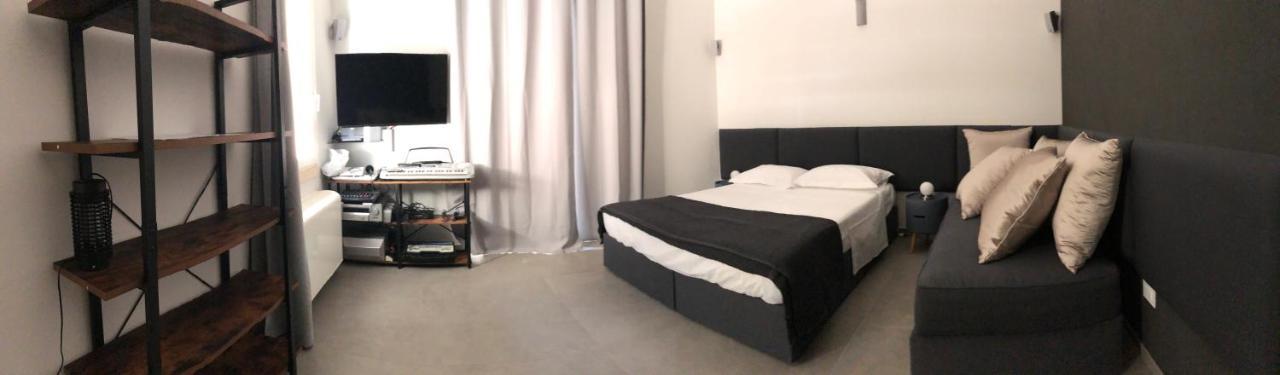 Carlo V - Con Piscina E Giardino Privati Lägenhet Lecce Exteriör bild