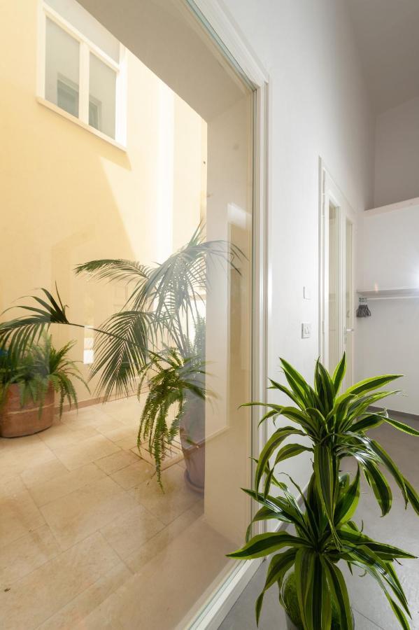 Carlo V - Con Piscina E Giardino Privati Lägenhet Lecce Exteriör bild